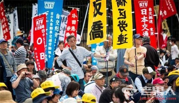 日民众改歌反安倍 这次日本人自己都看不下去了