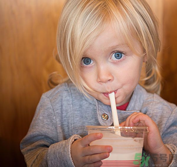如何让宝宝养成爱喝水的习惯？儿童智能水杯有啥功能？