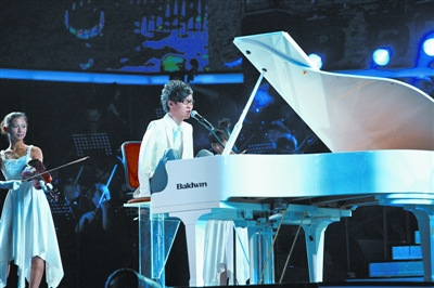 >刘伟中国达人秀总决赛 《中国达人秀》总决赛 断臂钢琴师刘伟夺冠