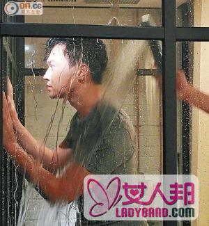张智霖为《岁月如歌》mv亲自操刀 浴室上演湿身诱惑