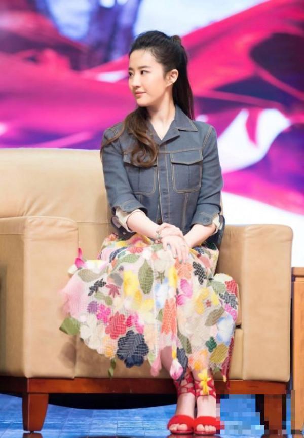刘亦菲受邀参加时尚活动, 绣花长裙搭配牛仔外套, 非常与众不同!