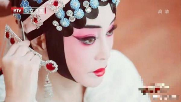 刘晓庆挑战京剧扮相 对镜梳妆眼神迷人美如画