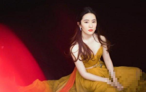 >刘亦菲穿姜黄色抹胸纱裙亮相时尚盛典红毯：肤若凝脂白到发光