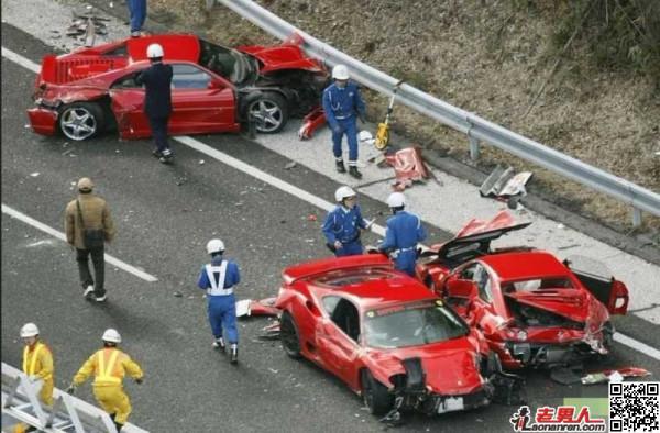 >世界上最昂贵的车祸 14辆跑车追尾【图】