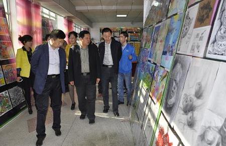 >奎屯市举行全国中小学生绘画书法作品展