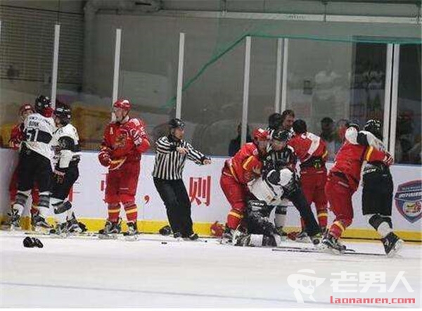 冰球手爆揍韩球员 中国小将迅速将对方压倒在地
