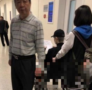网友在医院疑似看到李宇春？坐在轮椅上受伤了？