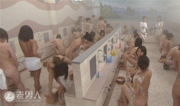 澡堂与男友开视频 旁边女子光着身体被拍