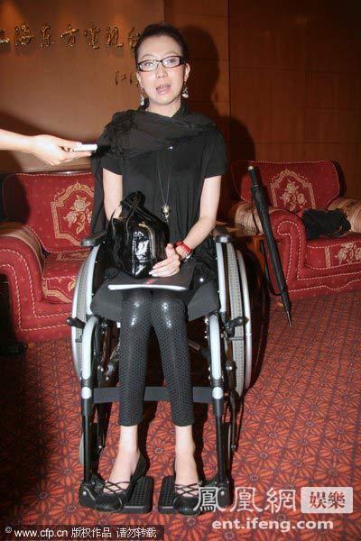【刘岩为什么坐轮椅?】刘岩摔成残疾现场视频照片