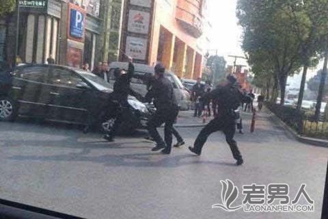 杭州一男子当街持刀砍人 3人受伤无生命危险
