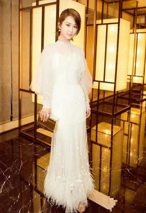 >杨紫身着薄纱白裙亮相某时尚盛典，在甜美之余又仙气十足