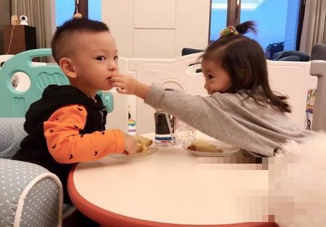 咘咘与徐若瑄儿子上演“喂食秀”   网友：要定娃娃亲？