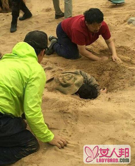 >靳东陈乔恩剧照：陈乔恩靳东每天被埋沙子里