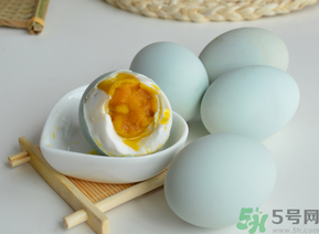 煮熟的咸鸭蛋能冷冻吗？煮熟的咸鸭蛋放在冰箱能放多久？