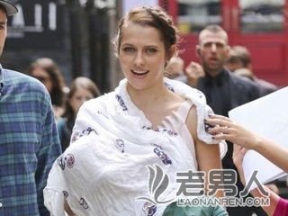 >澳洲性感女神不畏艳照门风波 当众脱衣给儿子喂奶