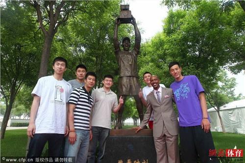>马布里在北京工资多少 北京球迷个人出资为马布里铸铜像 待遇媲美乔丹
