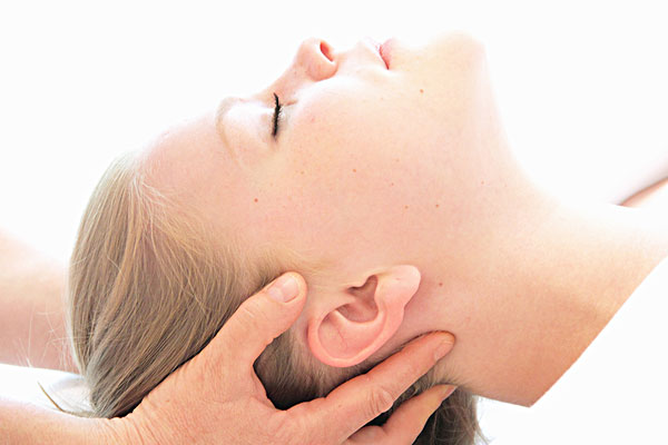 慢性头痛与颈部姿势不良相连 自制颈枕方法