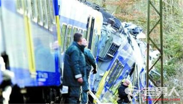 >德国两列火车相撞 事故造成2人死亡多人受伤