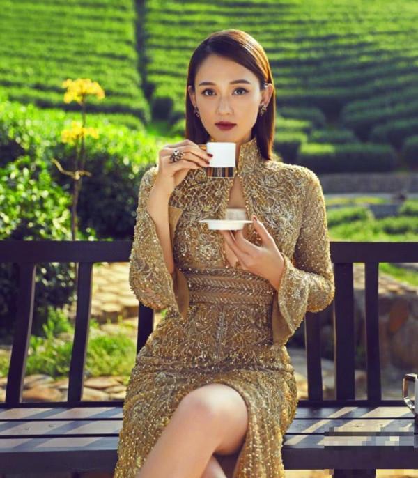 39岁陈乔恩一袭金色长裙尽显身材，网友:还没嫁不应该啊!