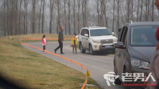 北京野生动物园又见虎区下车 一家人多次下车