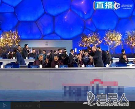 普京APEC焰火表演为“第一夫人”彭丽媛披外套被赞绅士