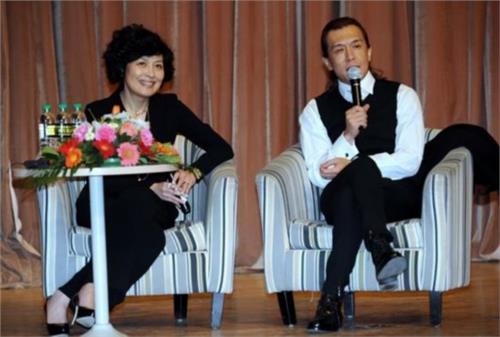 李咏携妻子哈文正式亮相传媒大学 上第一堂课