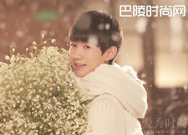 TFBOYS王源雨天站高楼拍戏没防护 剧组遭炮轰