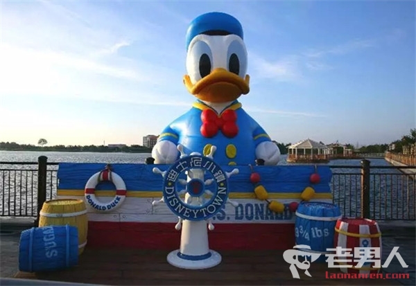 上海迪士尼现巨型唐老鸭 吸引众多游客争相拍照