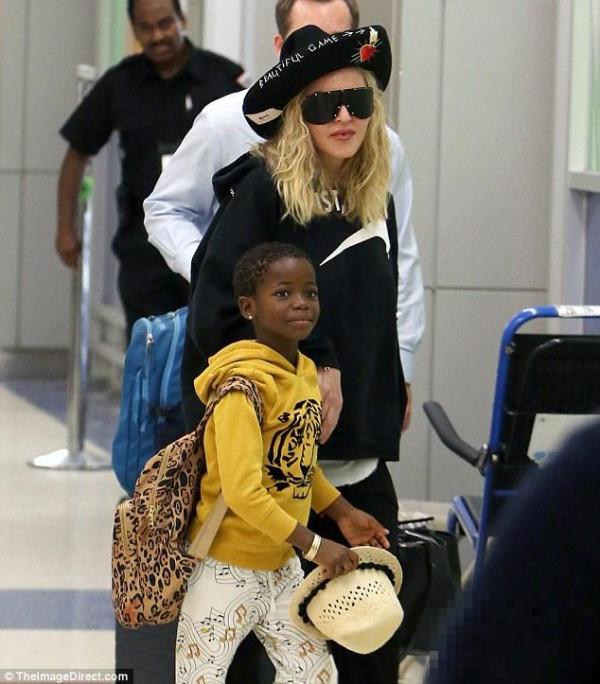 麦当娜一身休闲装携女儿现身纽约机场