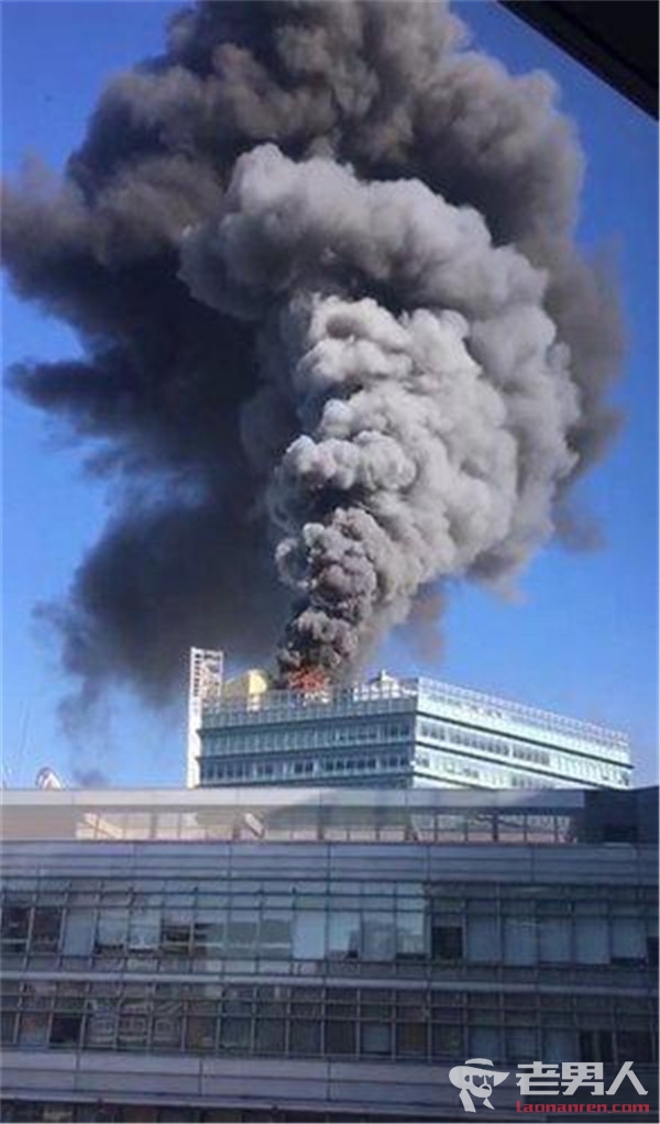 中关村融科B座大厦发生火灾 现场黑烟滚滚