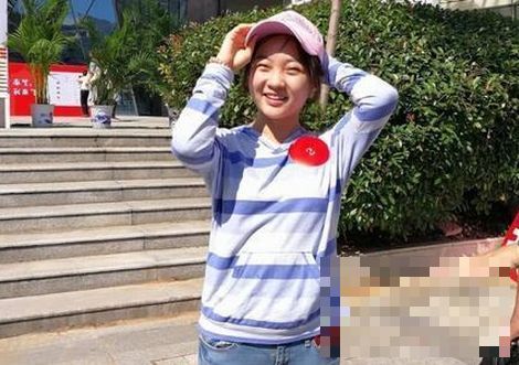 林妙可大学开学赴南京艺术学院报道 打扮朴素似高中生  笑容满面