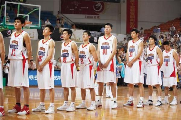 >刘子琪上海男篮青年队 上海男篮青年队出征全国青年男篮冬训赛