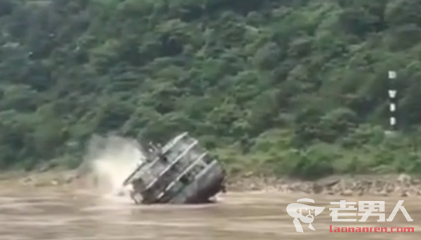 长江水域货船翻覆 船上7人均获救