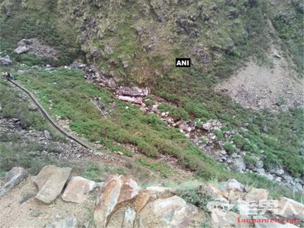 >印度大巴坠入峡谷致45死8伤 事故原因尚不清楚