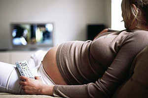 【孕妇看电视好吗】孕妇能看电视吗，孕妇可以看电视吗，看电视好吗