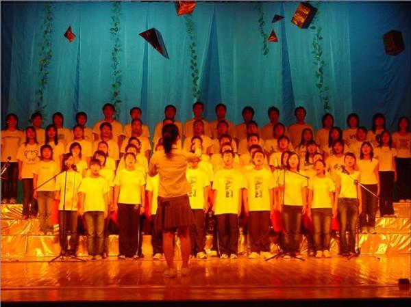 >乌英嘎长长的红飘带 “永远的红飘带——长征之歌”合唱艺术节在我县举行