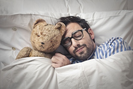 男性晚上睡觉应该如何进行有效的取暖
