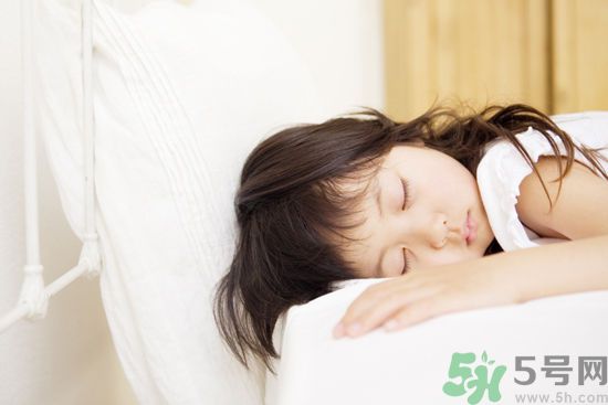 19岁女睡神走哪睡哪竟是病？什么是发作性睡病？