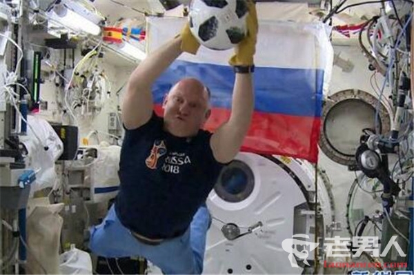 >俄宇航员太空踢球 无重力坏境下频频上演高难动作