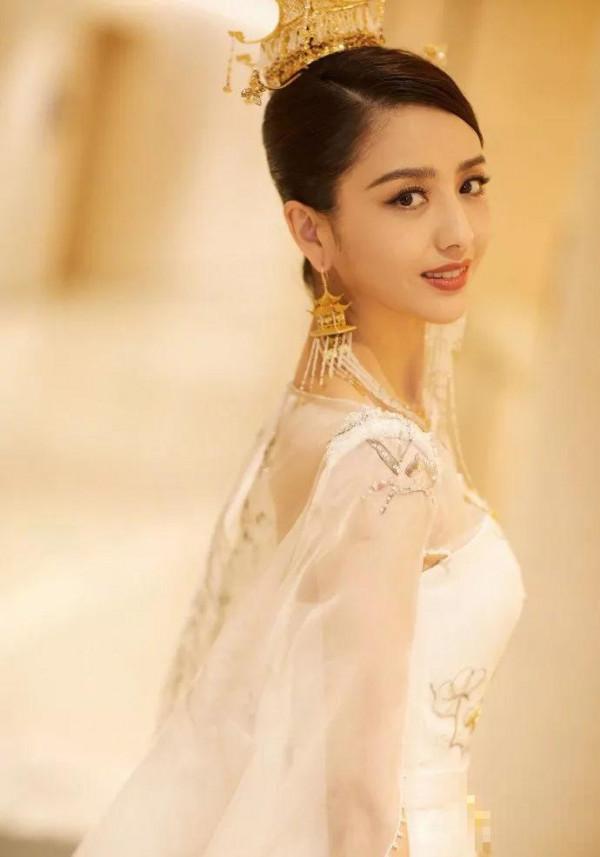 34岁佟丽娅穿中国风成天仙, 网友: 越来越美了啊！