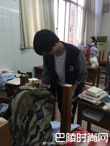 王俊凯打扫清理教室 高考成绩如何被关注