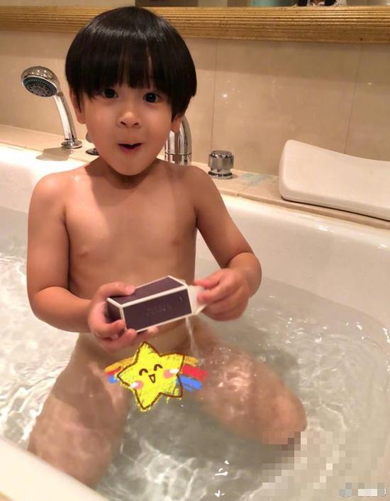 >是亲爹！吴尊晒童年裸照与 Max 洗澡照比可爱
