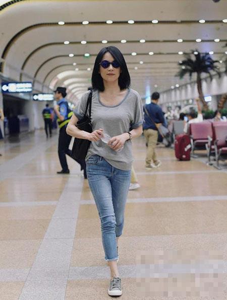 46岁俞飞鸿和闫妮机场素颜照对比 网友：少女和大妈即视感