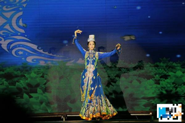 佟丽娅美丽新疆裙摆舞动三沙 传递社会正能量