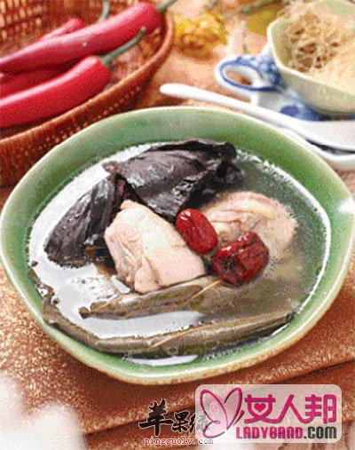 莲蓬荷叶煲鸡汤：清热消暑，利水消炎