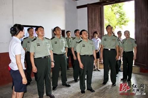 海南省军区司令员谭本宏一行来到湖南参观学习