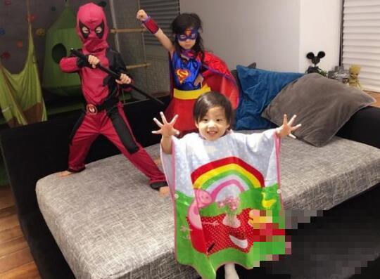 刘畊宏三个孩子玩cosplay 小泡芙如愿变身女超人