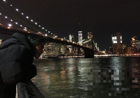 >李易峰晒纽约河畔赏夜景照片静谧美好 配文：思念是一种病