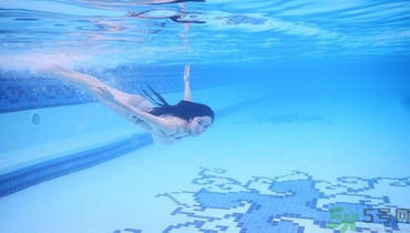 怎么快速学游泳？怎么游泳才不会往下沉？