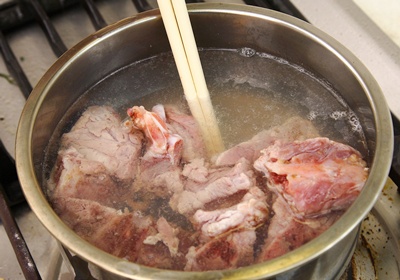 生肉怎么去血水 冷水下锅还是热水下锅